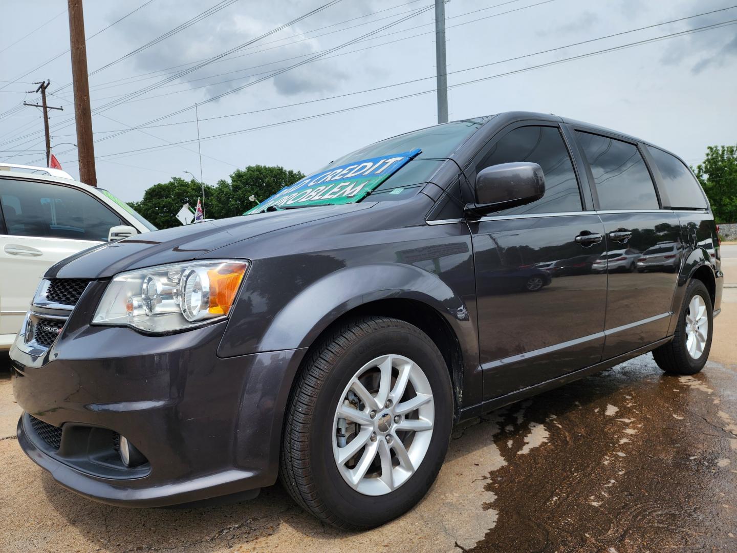 2018 GRAY Dodge Grand Caravan SXT (2C4RDGCG2JR) , AUTO transmission, located at 2660 S.Garland Avenue, Garland, TX, 75041, (469) 298-3118, 32.885387, -96.656776 - Welcome to DallasAutos4Less, one of the Premier BUY HERE PAY HERE Dealers in the North Dallas Area. We specialize in financing to people with NO CREDIT or BAD CREDIT. We need proof of income, proof of residence, and a ID. Come buy your new car from us today!! This is a SUPER CLEAN 2018 DODGE GRAN - Photo#7